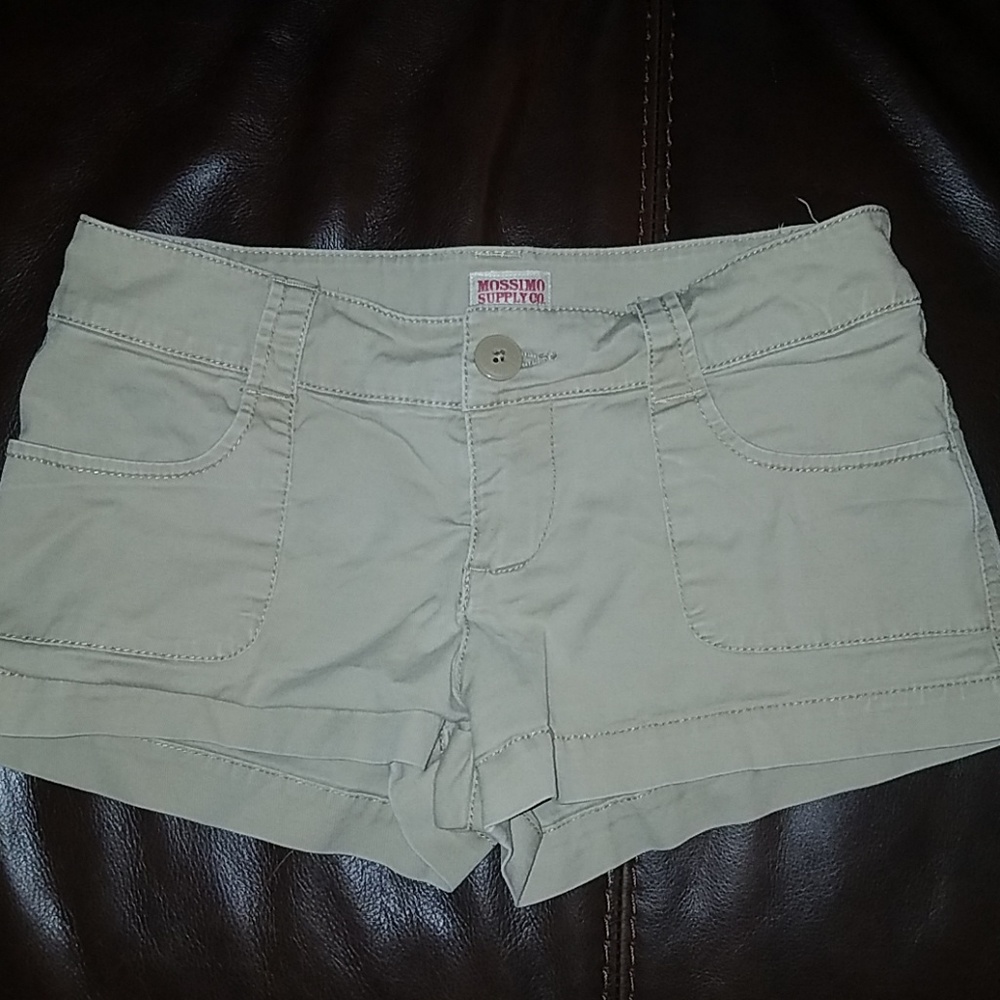 SUMMER TIME STAPLE! - Picture 2 of 3